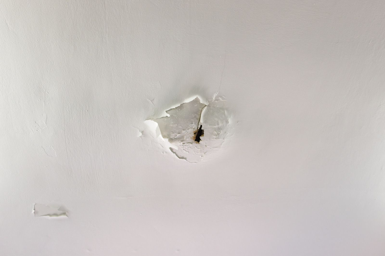 A wooden fence is sitting in the middle of a grassy field.