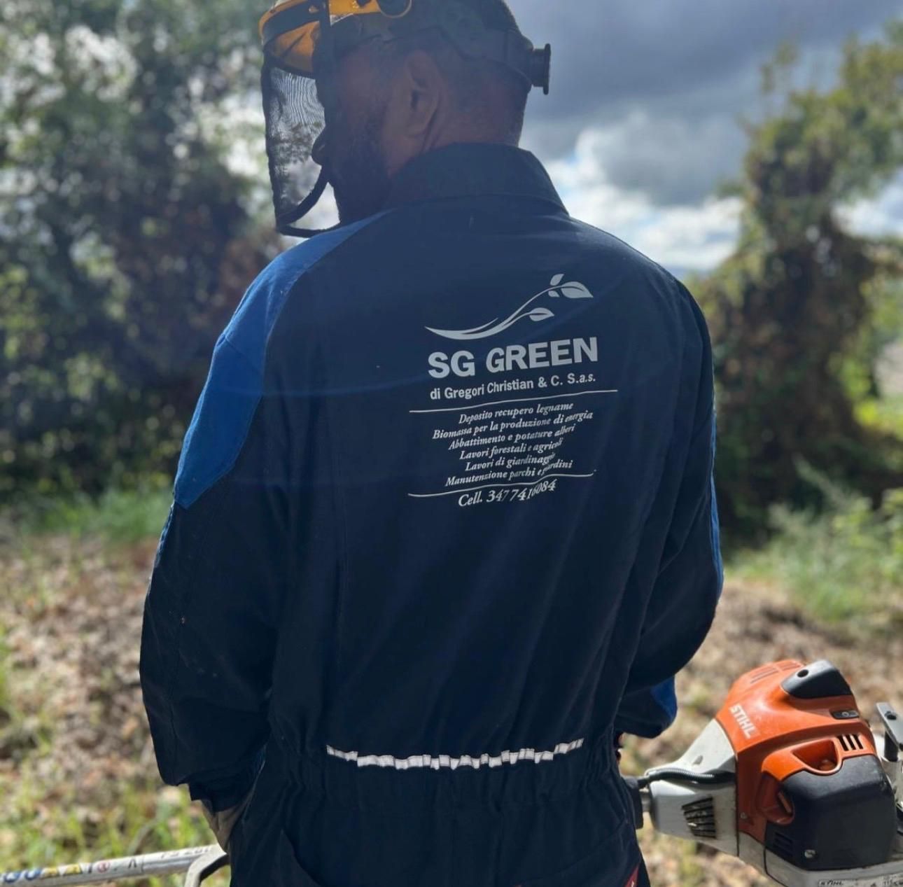 Una persona che indossa un equipaggiamento protettivo e una tuta blu e nera della 