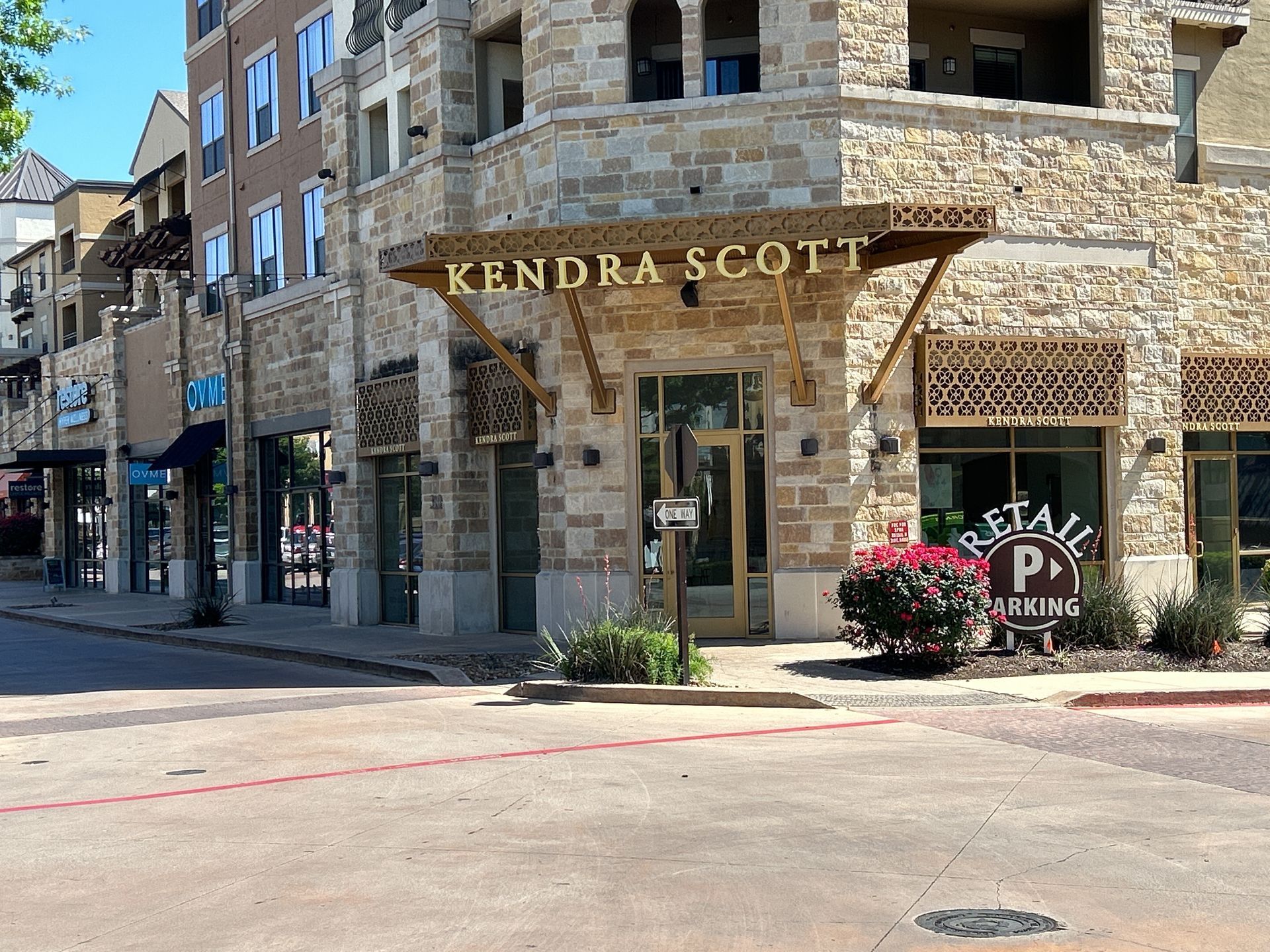 A building with the name kendra scott on it