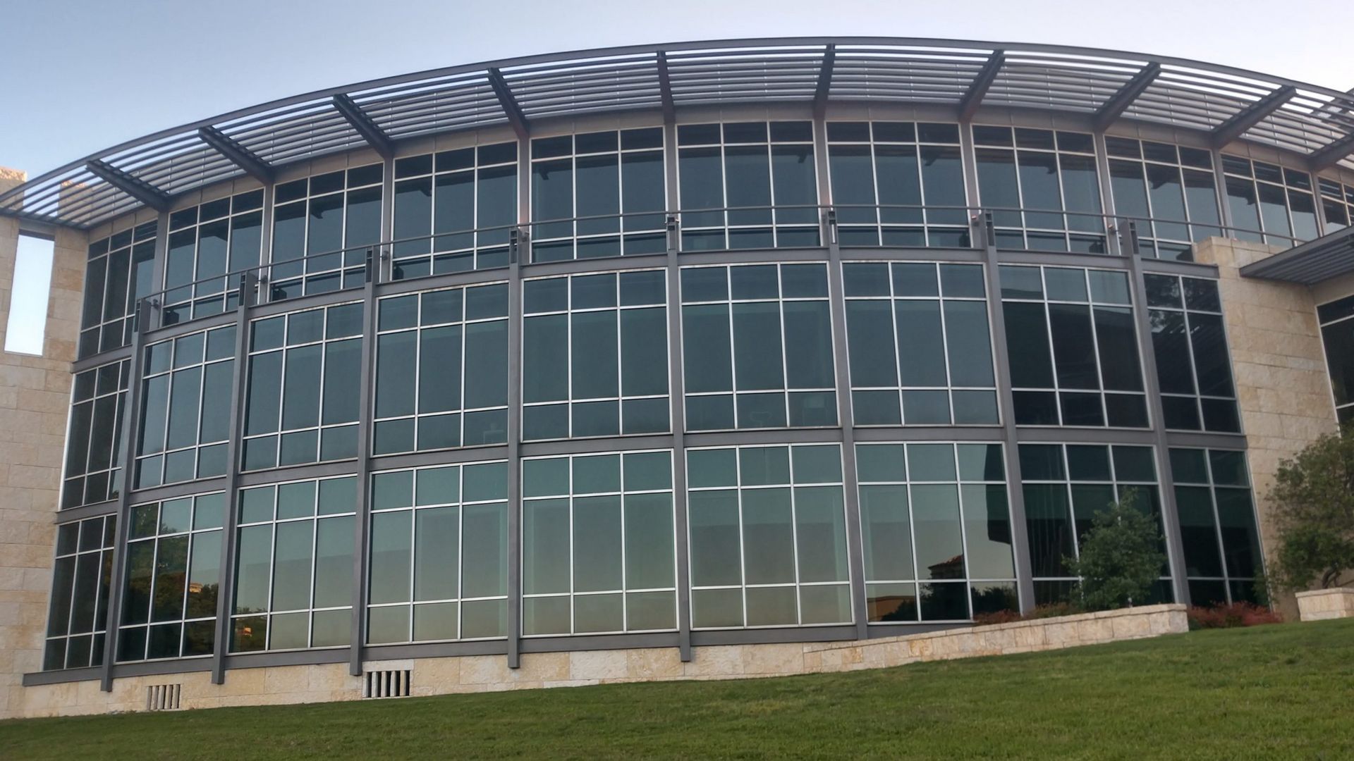 A large building with a lot of windows and a roof