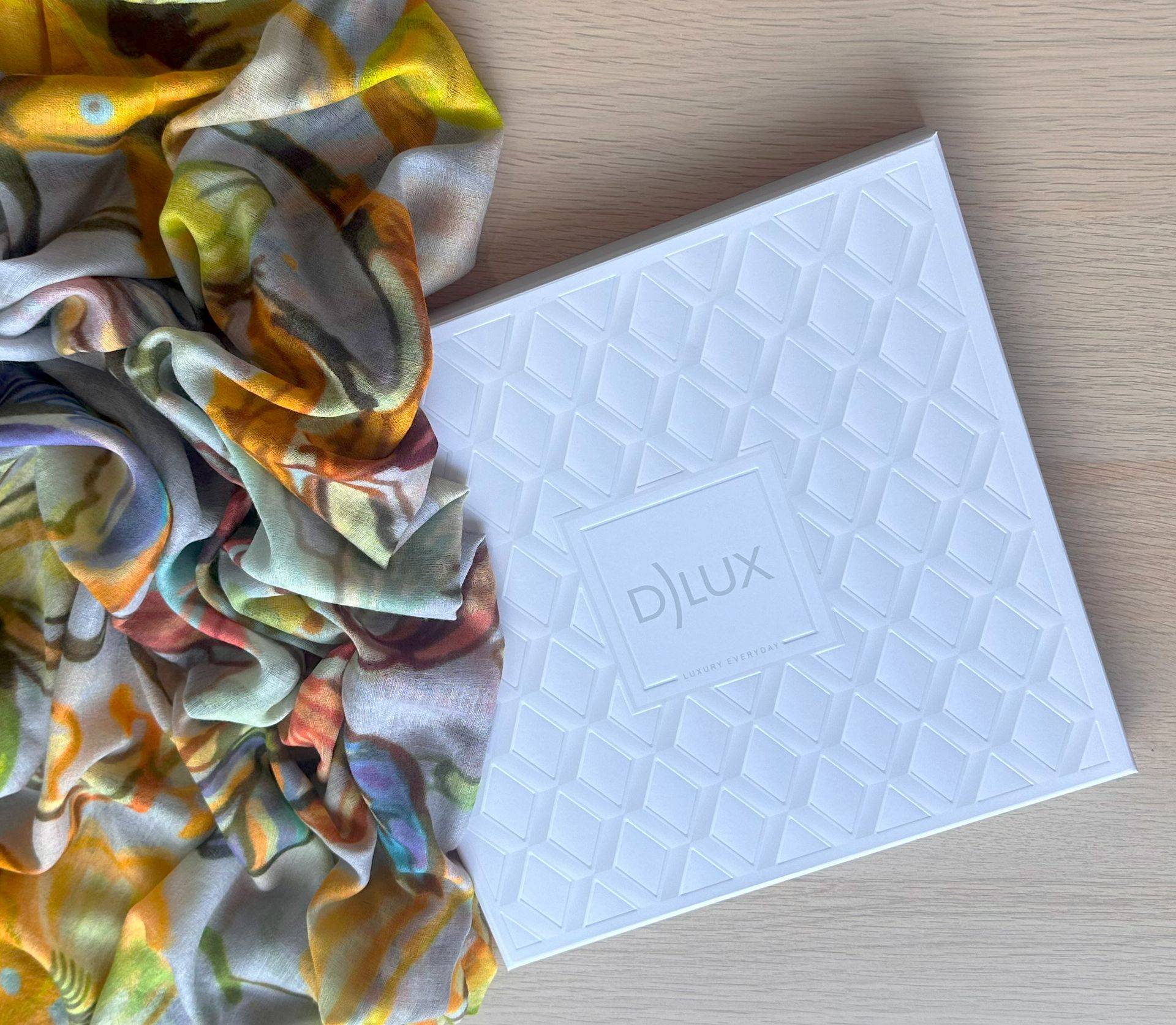 DLUX Gift Boxed scarf