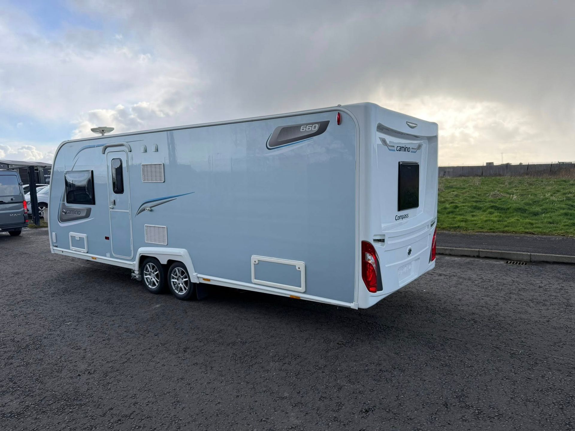 2019 compass 660 island bed