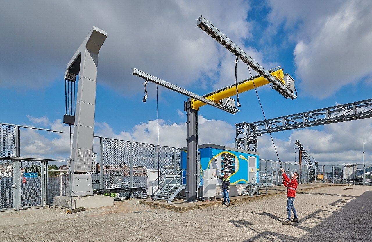 De megawattlader op het terrein van de ETCA.