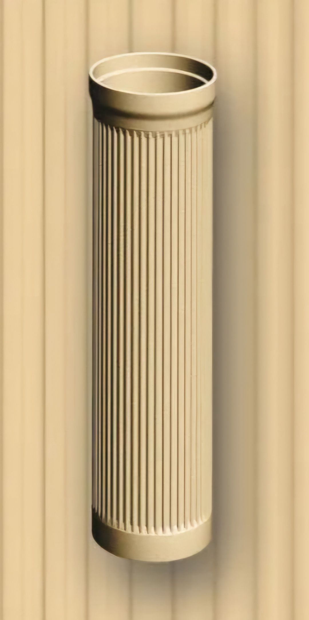 Auf einer Holzwand steht ein zylindrischer Gegenstand.