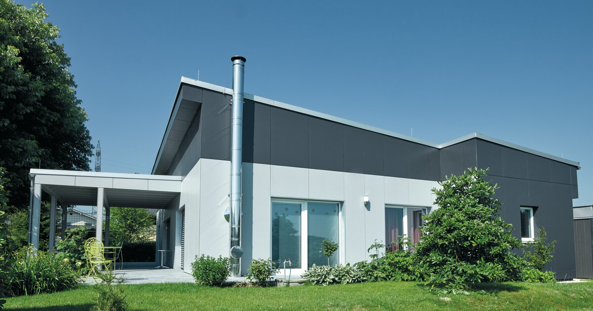 Ein Haus mit einem Schornstein an der Seite