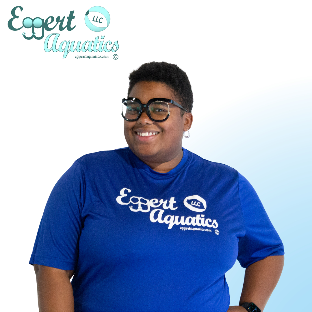A man wearing a blue shirt that says expert aquatics