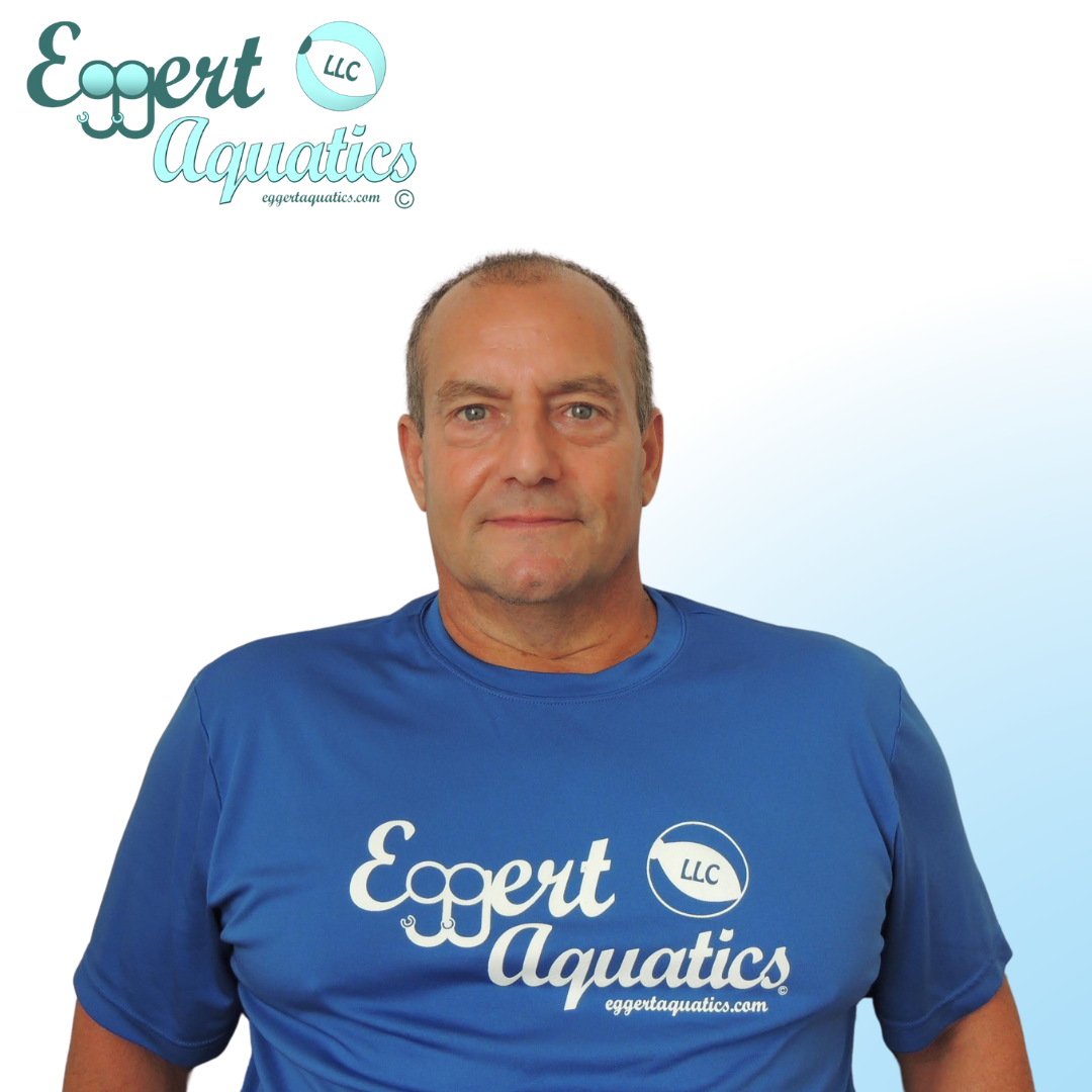 A man wearing a blue shirt that says expert aquatics