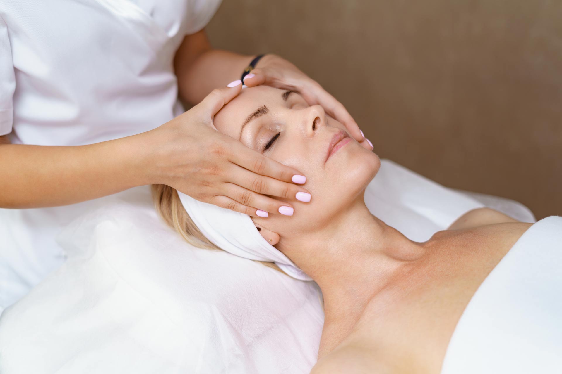 Facial massage beauty treatment