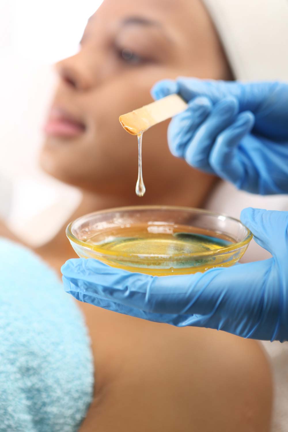 Woman-in-a-beauty-salon-waxing-during-surgery