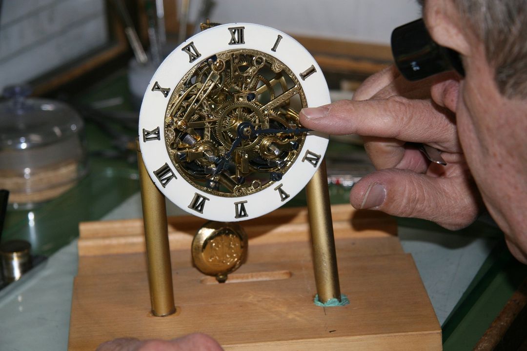 Riparazione di orologio antico