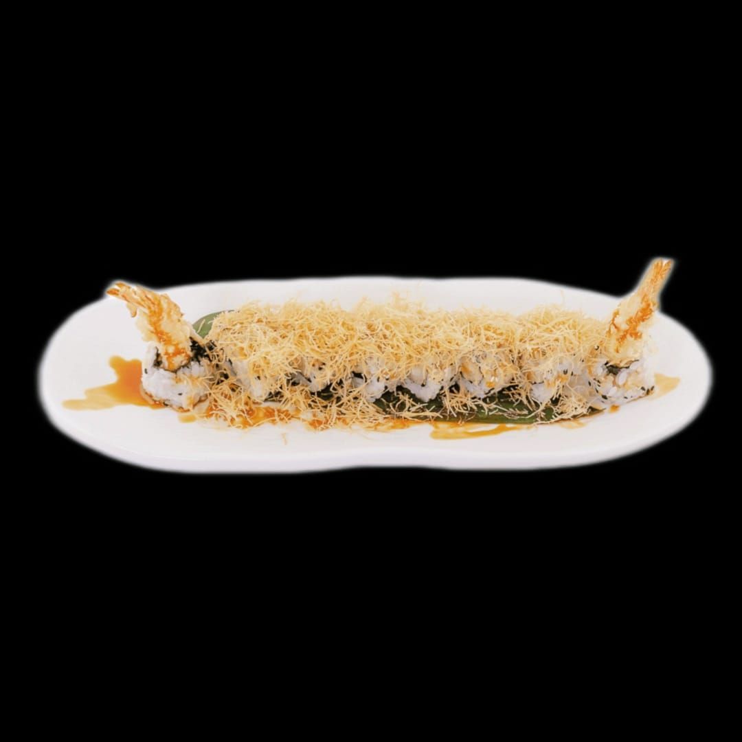 Primo piano di un rotolo di sushi su un piatto bianco su sfondo nero.