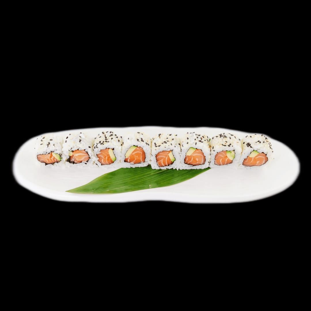 Un piatto bianco sormontato da involtini di sushi e una foglia verde su uno sfondo nero.