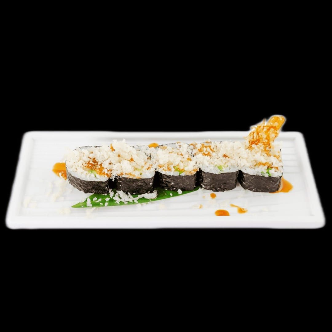 Primo piano di un rotolo di sushi su un piatto bianco su sfondo nero.