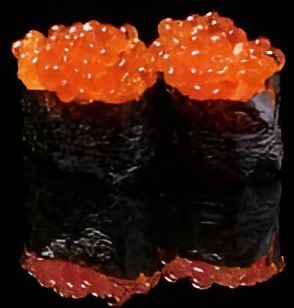 Un primo piano di due rotoli di sushi con caviale rosso sopra