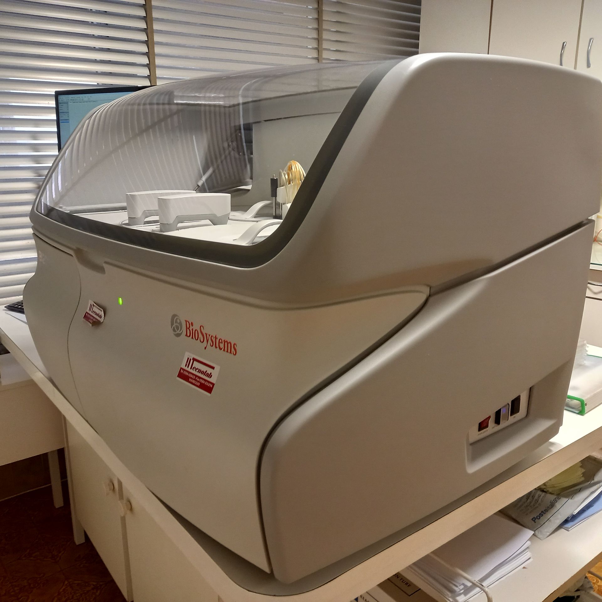 macchinari all'avangurdia del laboratorio di analisi di Piombino