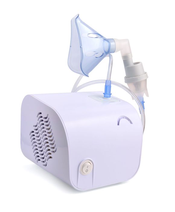 Nebulizador portátil blanco con mascarilla y tubo incorporados.