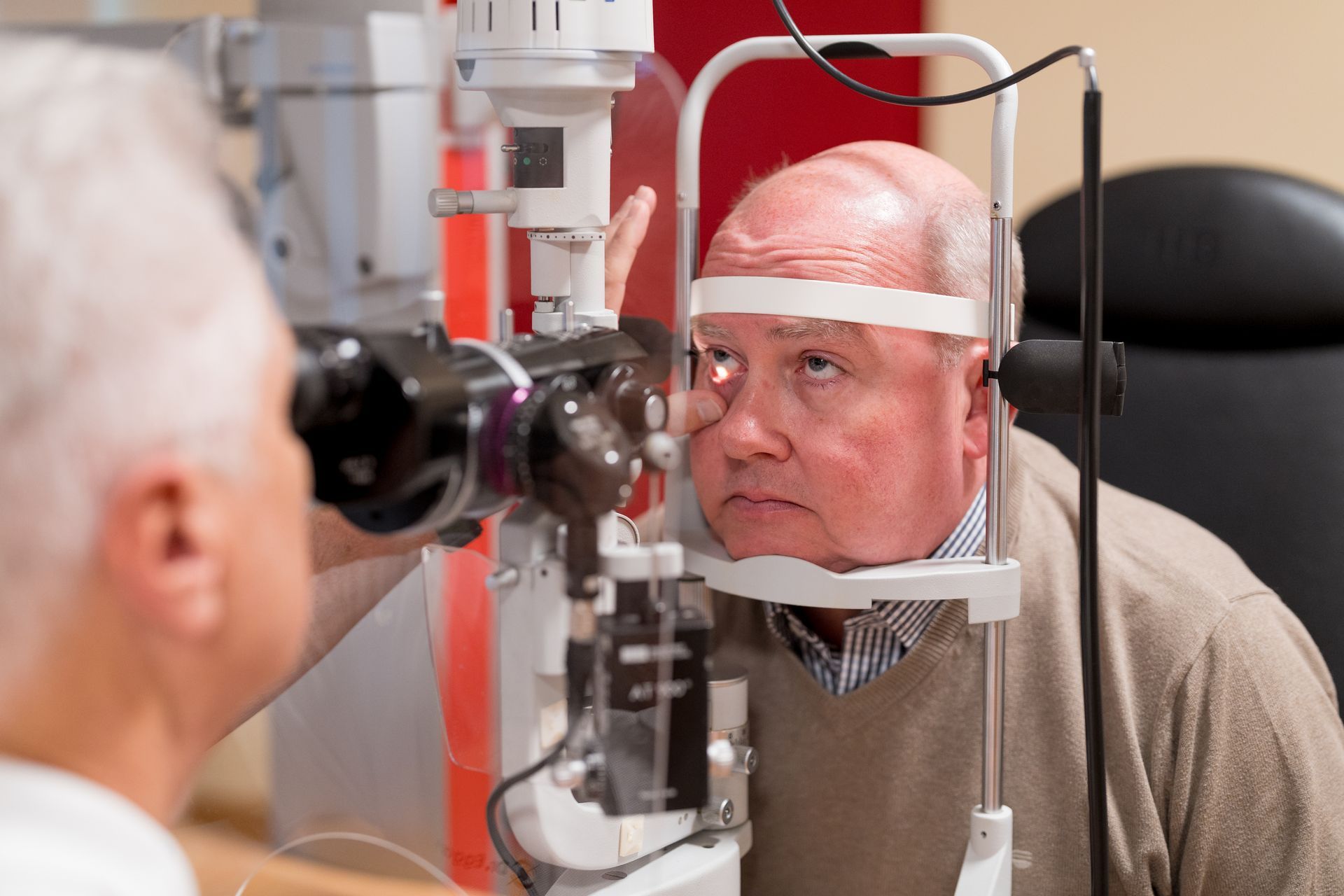 Patient wird vom Facharzt der Augenarztpraxis in Feldkirch untersucht