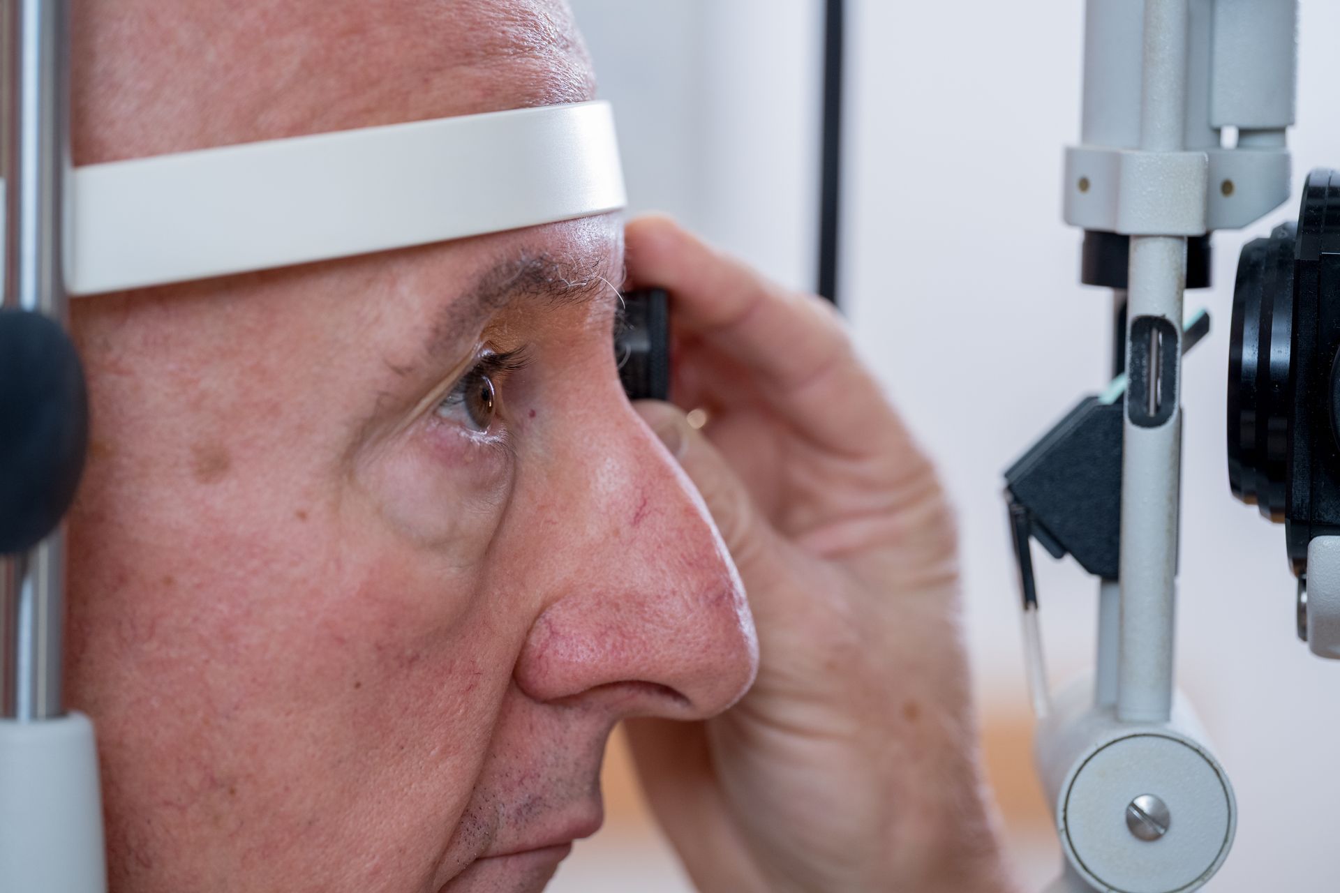 Patient wird vom Facharzt der Augenarztpraxis in Feldkirch untersucht