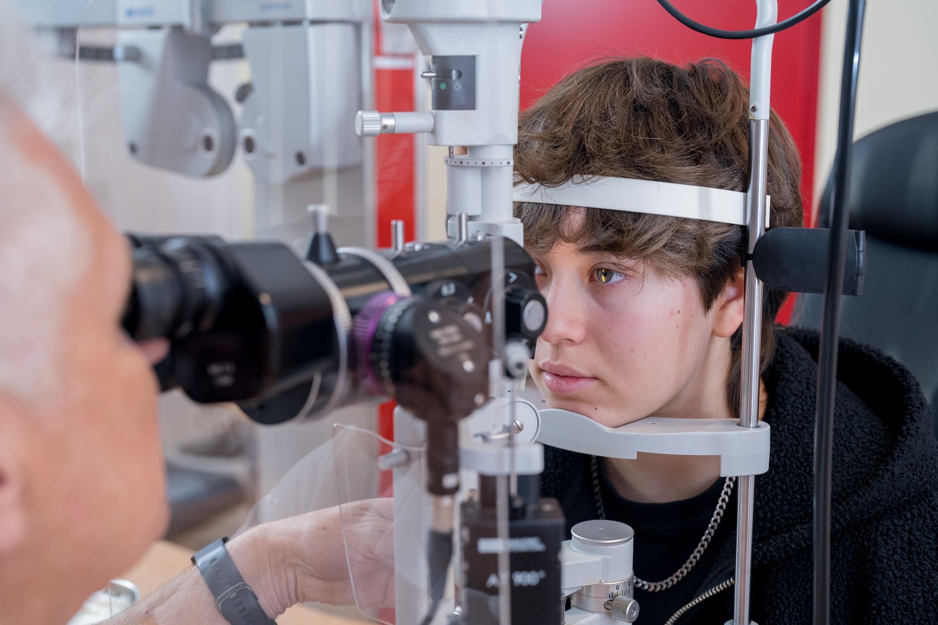 Patientin wird vom Facharzt der Augenarztpraxis in Feldkirch untersucht