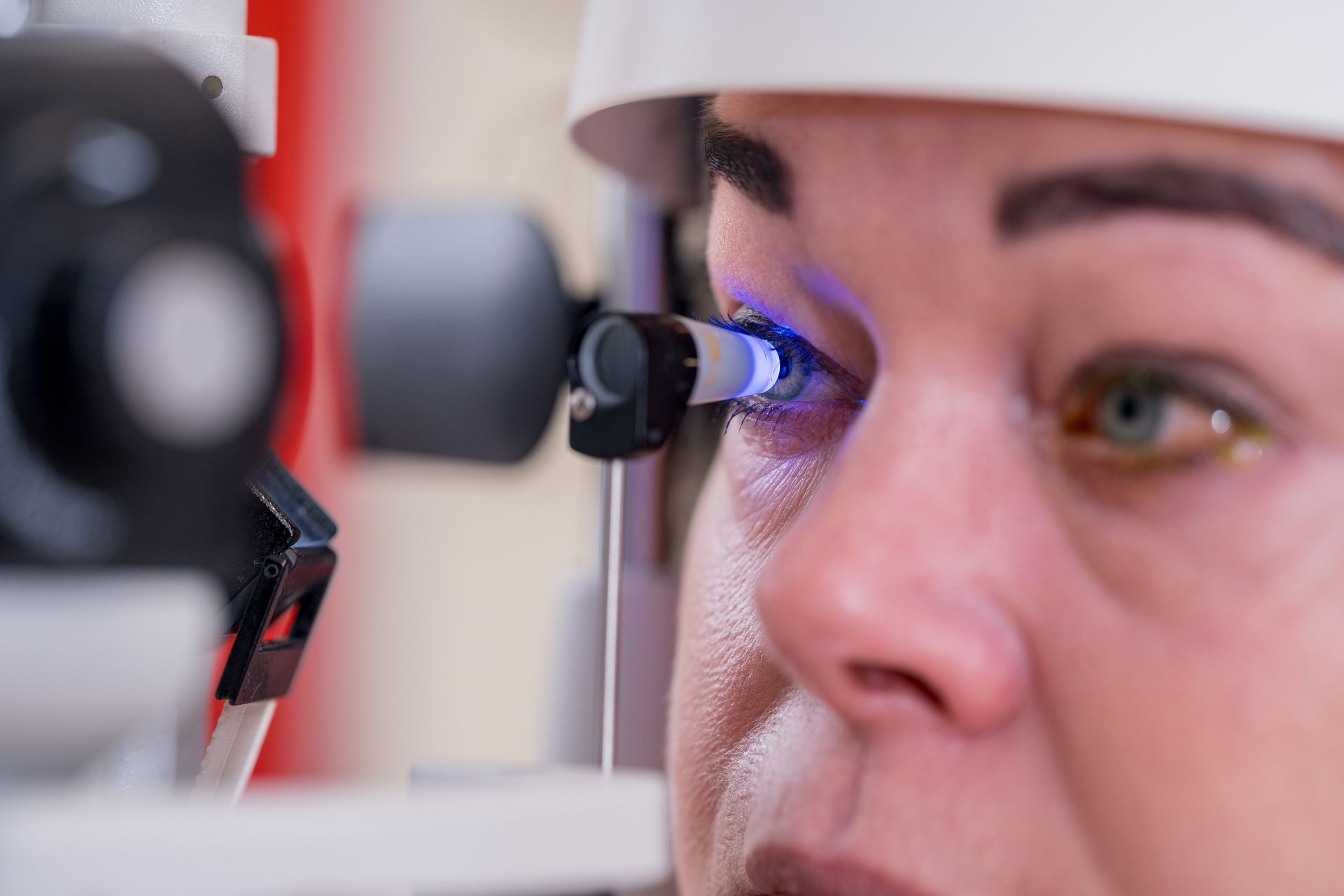 Patientin wird vom Facharzt der Augenarztpraxis in Feldkirch untersucht