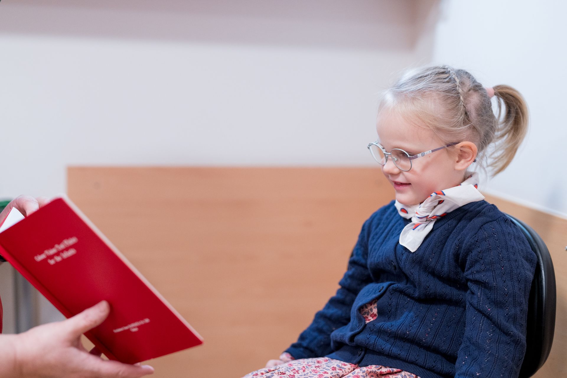 Mädchen bei der Mutter-Kind-Untersuchung in der Augenarztpraxis in Feldkirch