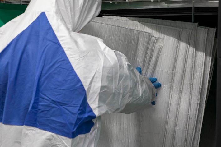 Mann mit Filtermatten von hinten