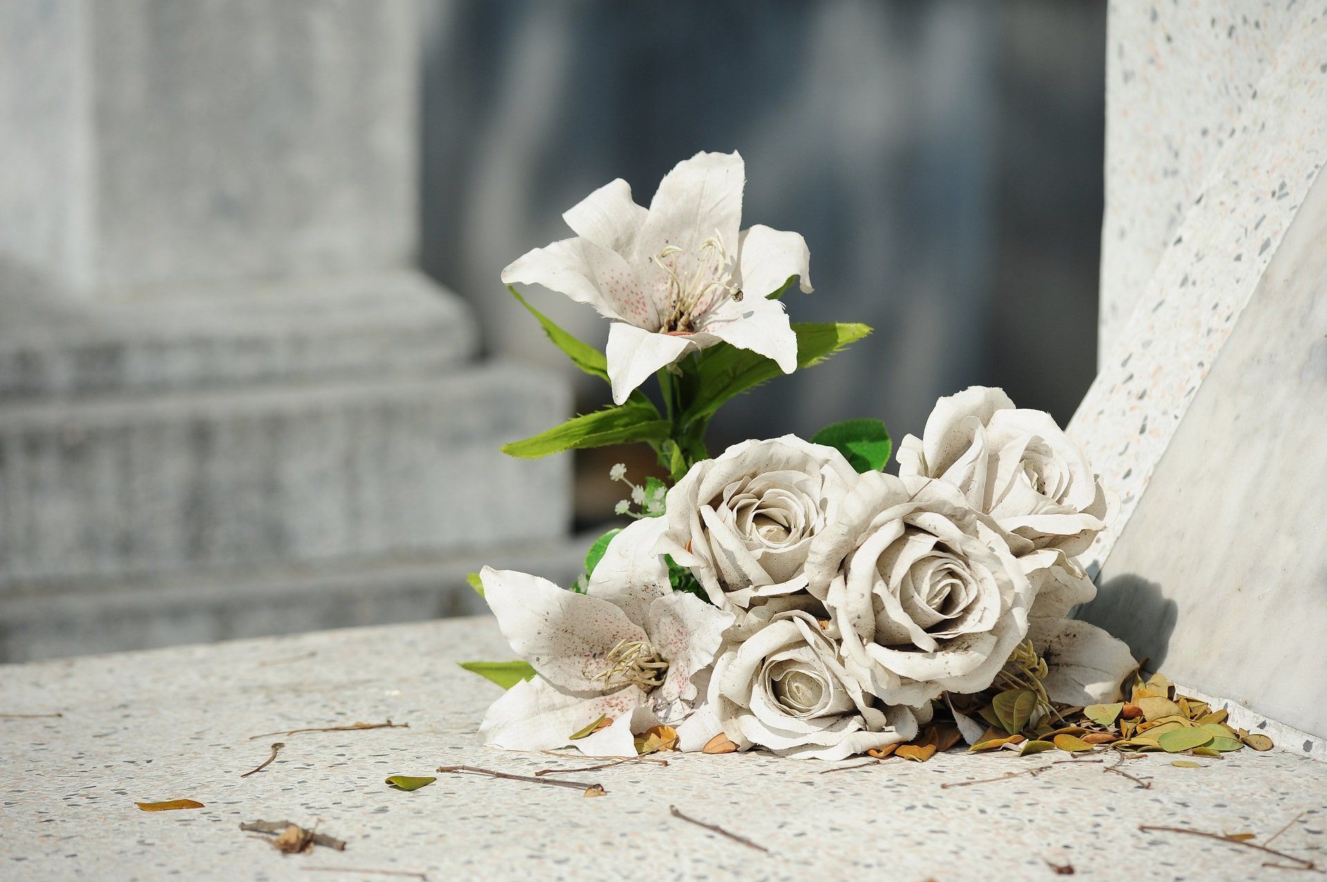 mazzo di fiori in un cimitero