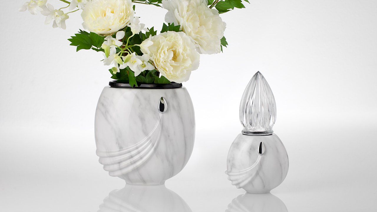 vaso e illuminazione per tomba