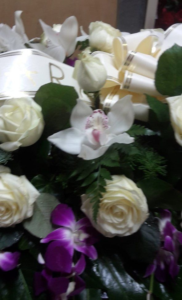 composizione floreale per allestimento camera ardente