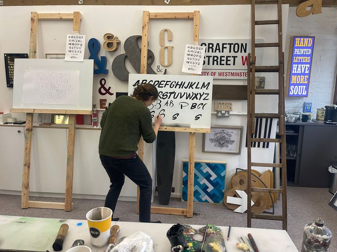 Signwriting lessons in Woking, Surrey