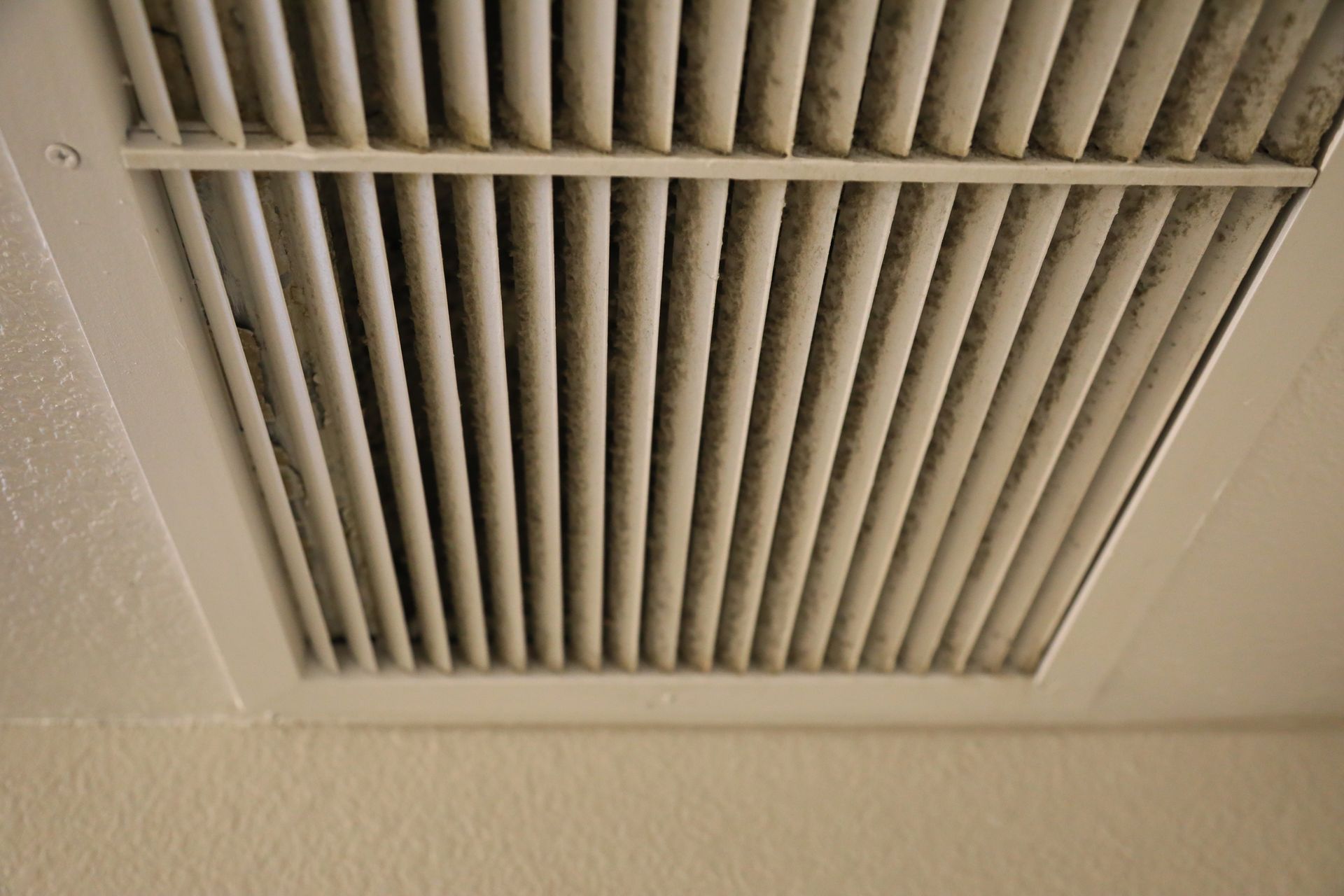 A close up of a vent on the ceiling of a room