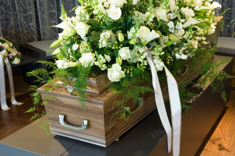 cofano funerario con decorazioni floreali
