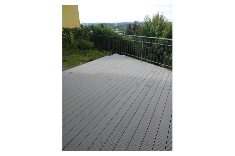 Parquet, piastrelle e pavimentazione esterna per villa