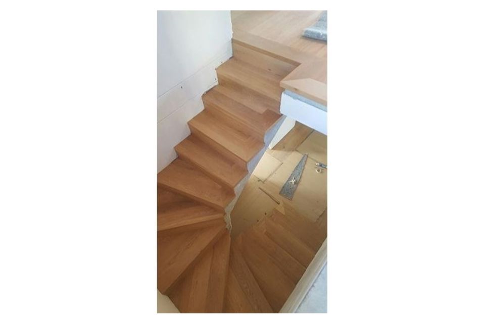 Scale da interno rivestite in parquet e PVC 2