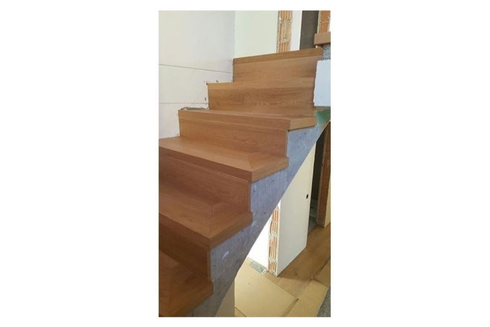 Scale da interno rivestite in parquet e PVC