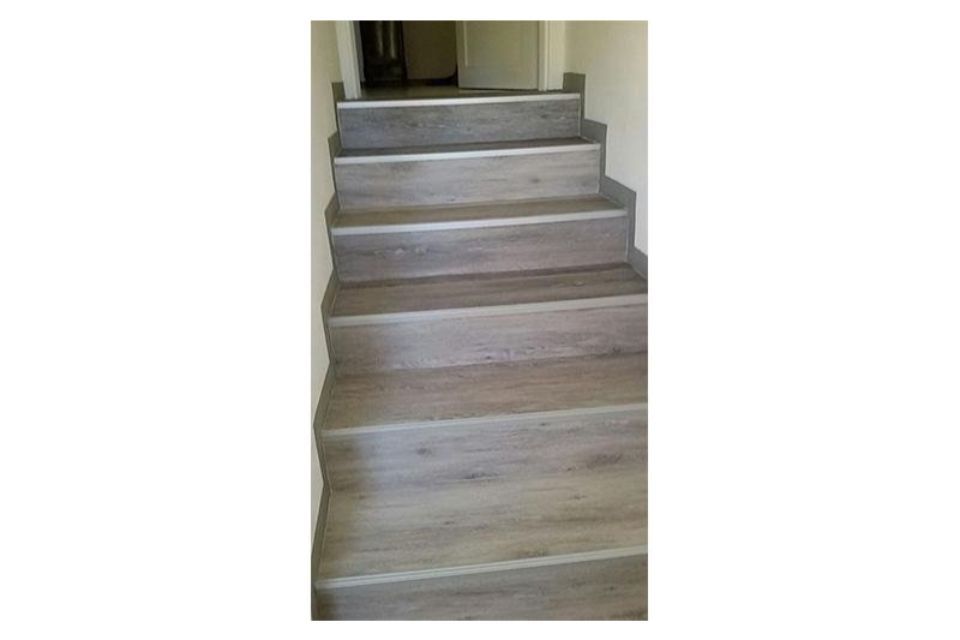 Scale da interno rivestite in parquet e PVC 3
