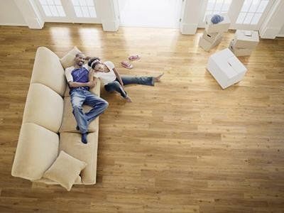 Pavimento effetto legno e coppia su divano