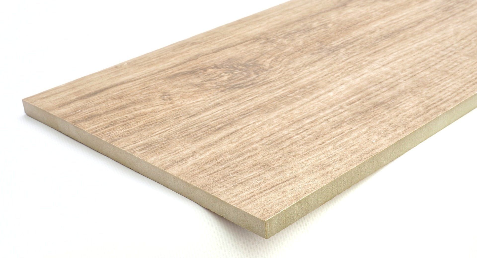 Ragazza e muro di mattoni