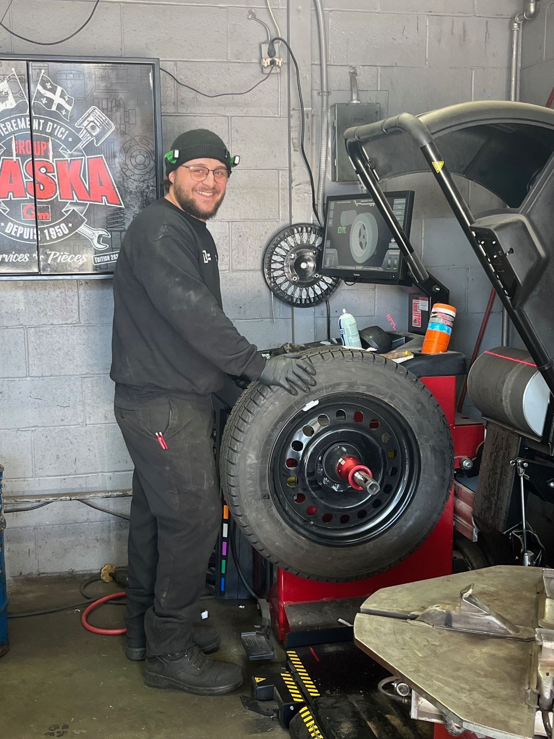 Un homme en chemise noire est assis à un bureau