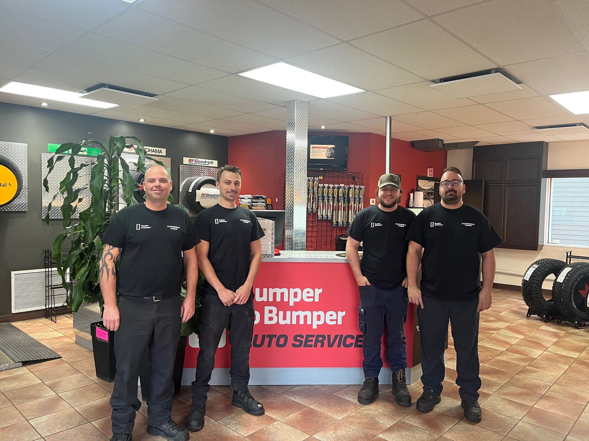 Un homme se tient devant un étalage de pneus.