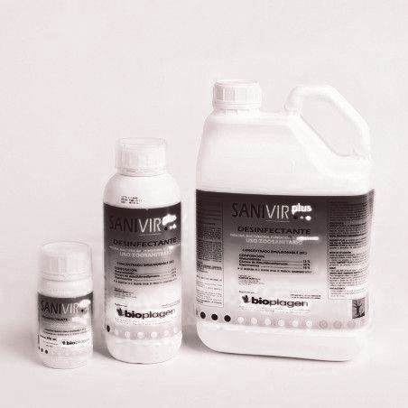 Hay tres botellas de desinfectante una al lado de la otra sobre una mesa.