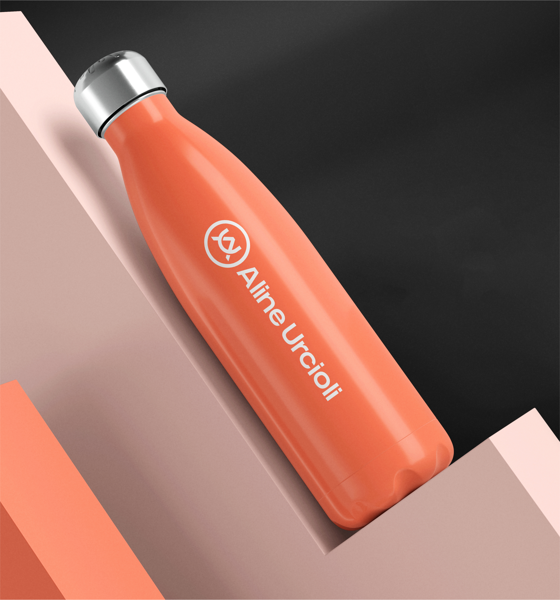 Uma garrafa de água laranja em aço inoxidável com o logotipo e o nome 