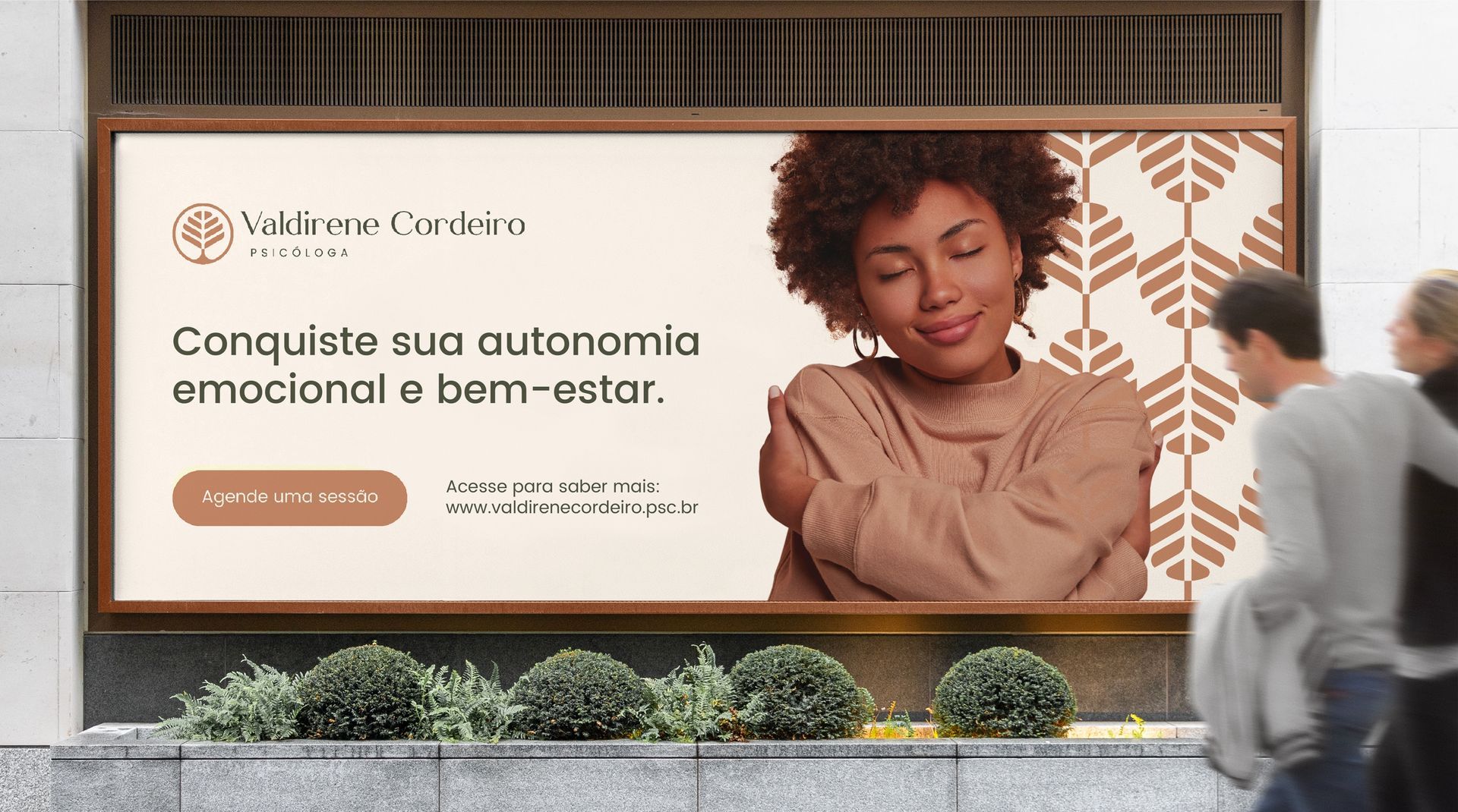 Uma mulher está parada em frente a um outdoor.