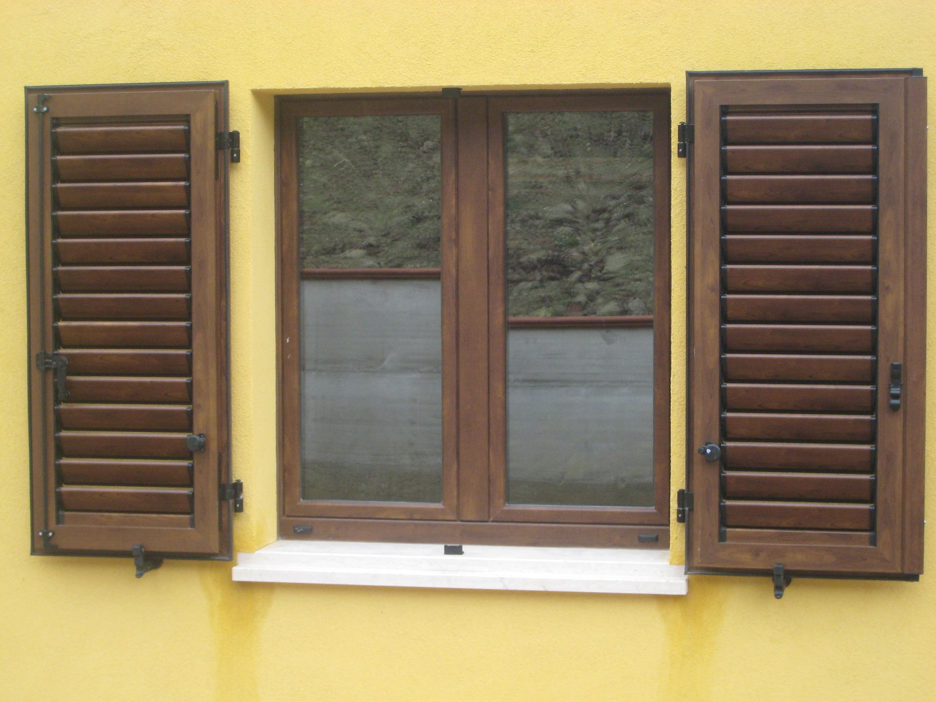 INFISSO IN ALLUMINIO EFFETTO LEGNO