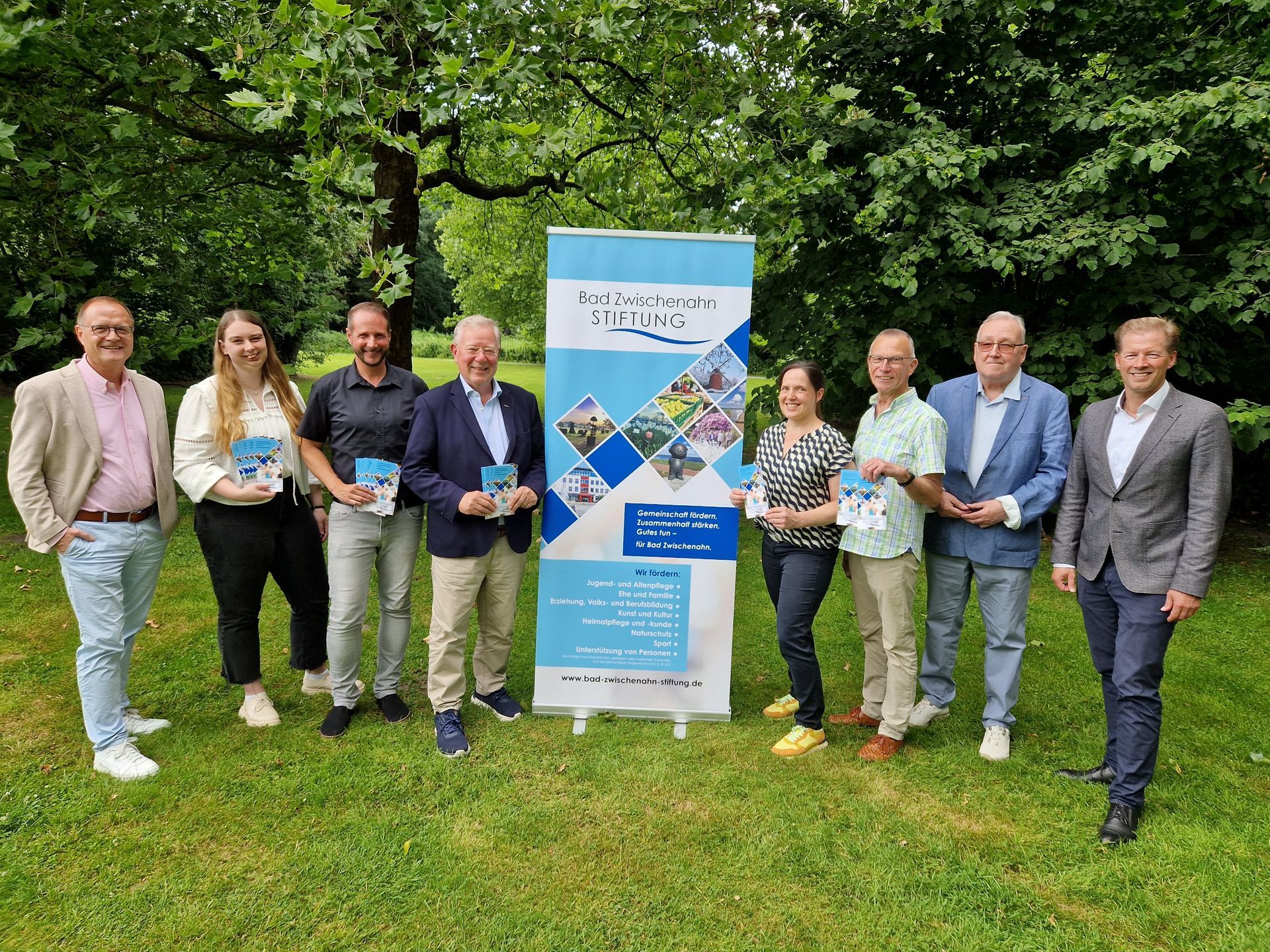 In der Stiftung engagieren sich Dr. Frank Martin (Beirat, von links), Sarah Stannek (Stiftungsmanagement), Hendrik Wolff (Stiftungsvorstand), Kurdirektor im Ruhestand Peter Schulze (Vorsitzender des Stiftungsbeirats), Corinna Cordes (Beirat), Bernd Janßen (Beirat), Martin Ebert (Beirat) und Bürgermeister Henning Dierks (Stiftungsvorstand): Ab sofort werden auch die Flyer über die Stiftung verteilt, die einige Mitglieder in den Händen halten.