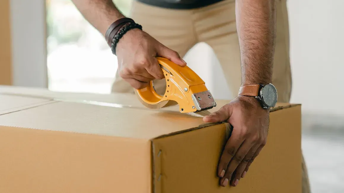 Couriers Protect Packages