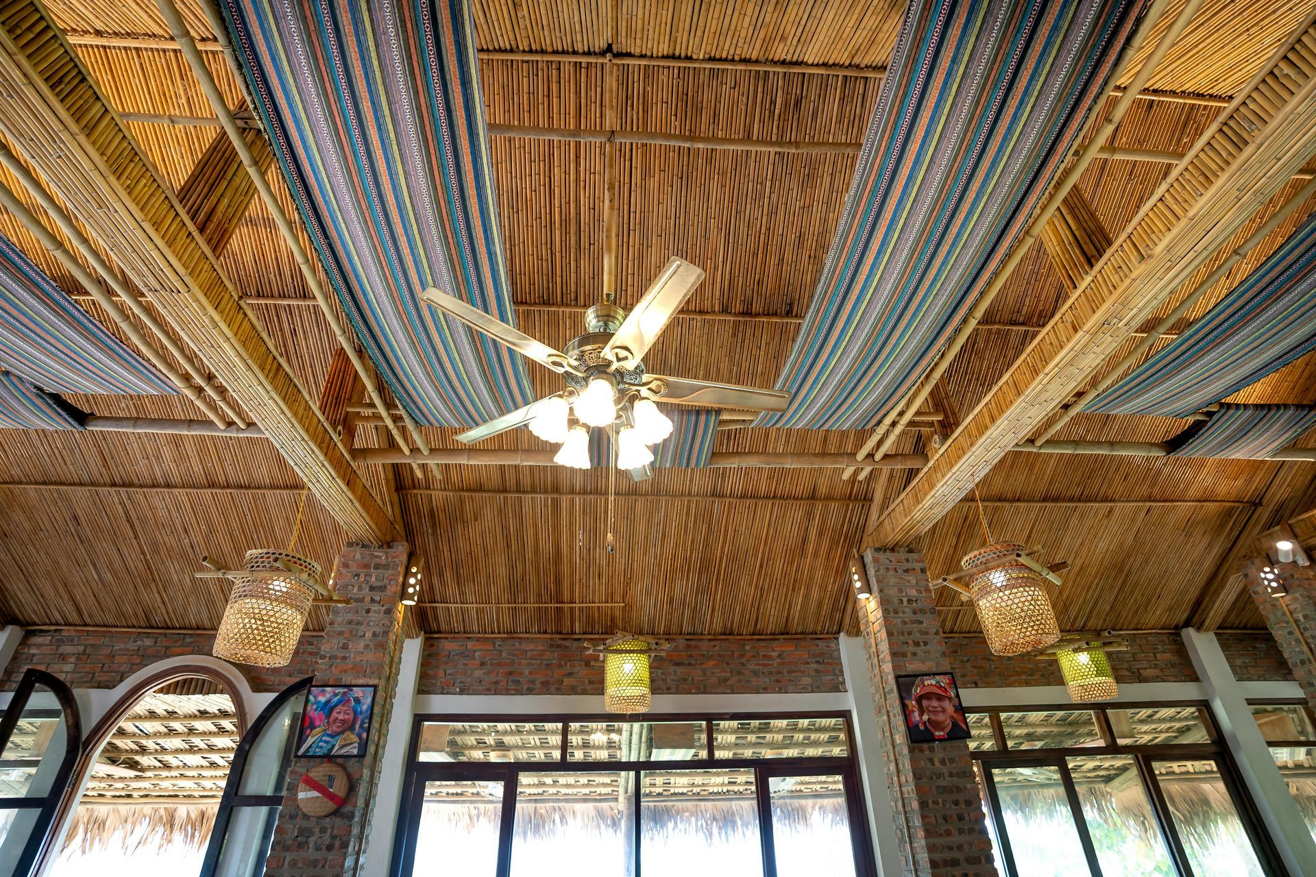A ceiling fan is hanging from the ceiling of a building.