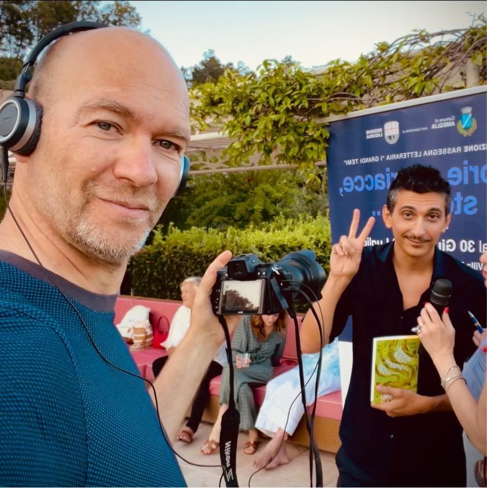 Video-operatore e fotografo, ha iniziato con pellicole e diapositive 30 anni fa. Si è formato alla Scuola di Cinema Televisione e Nuovi Media di Milano e per anni è stato cameraman, montatore in linea e regista nella tv locale Teleducato Parma.