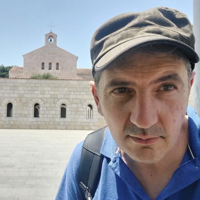 Nato a Parma nel 1971, dove lavora. Laureato in ingegneria meccanica, è giornalista pubblicista, fondatore nel 2002 di www.alicenonlosa.it (primo giornale online della provincia di Parma), dal 2007 è direttore responsabile della testata ParmaDaily.it, quotidiano online di informazione locale. 
Da un anno ha creato la rubrica TeoDaily di teologia, religione e spiritualità.