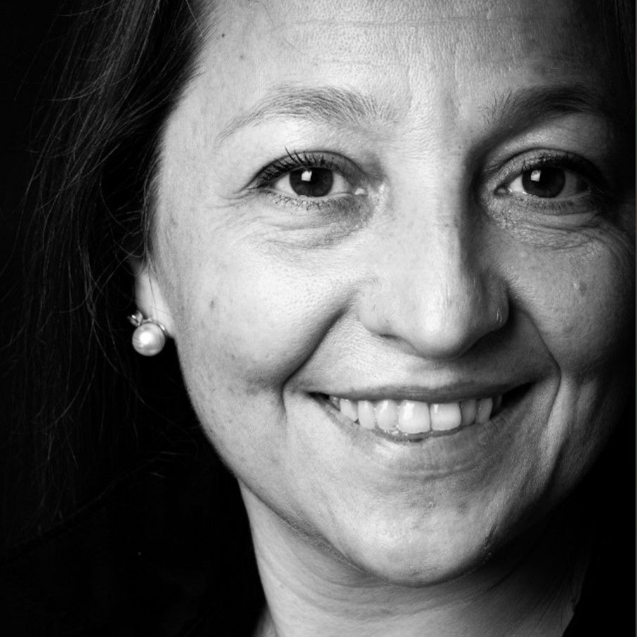 Da sempre nel mondo dell’organizzazione e della semplificazione, ama il suo lavoro perché contribuisce a ridurre lo stress e aumentare la produttività. Dal 2020 è socia APOI (Associazione italiana professional orgnizer) come socia senior qualificata. Formatrice e autrice di testi sull’organizzazione fra i quali “Professional organizing istruzioni per l’uso” edito da Guerini Next (ottobre 2024).